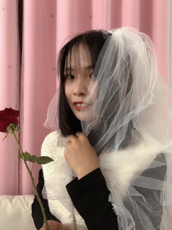 持紫菜包饭的女孩的第一张照片--晋江相亲网